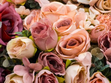 Pembe tonlarda suni gülleri kapatıyoruz. Mağazalarda satışta..