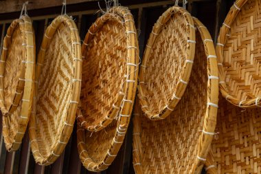 Bazı el yapımı saman süzgeçleri çeşitli boyutlarda, organize ve yerel işletmelerde satışa sunuluyor..