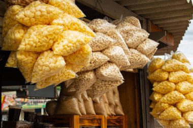 Sanayileşmiş atıştırmalıklarla plastik ambalaj.