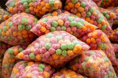 Satılık renkli mısır gevrekleri sergileniyor. Kahvaltı gevreği..