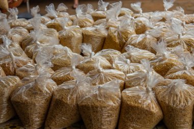 Yerel bir dükkanda satılık kasava unlu plastik poşetler.