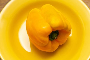 Sarı tabağın içinde sarı bir biber.