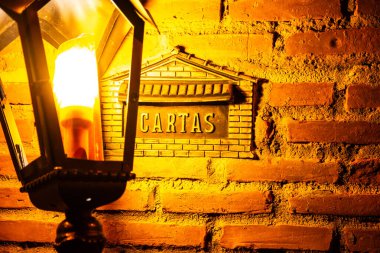 Klasik Altın Sokak Lambası Cartas Posta Kutusuyla Kırsal Tuğla Duvarı aydınlatıyor
