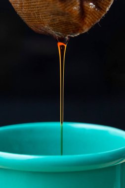 Süzgeçten fincana akan kahvenin ayrıntıları..