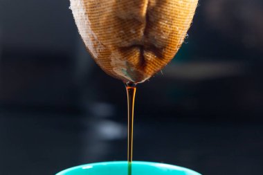 Süzgeçten fincana akan kahvenin ayrıntıları..