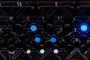 Sahne yapısı sahne ışıkları tavan arasında..