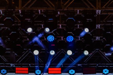 Tiyatronun tepesindeki bir yapıda ışıkları göster.