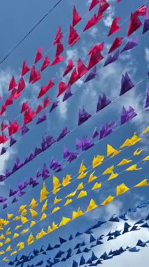 Bir Haziran festivali için tipik süsleme, birden fazla renkli flamalı ip telinden oluşmaktadır. Flamalar rüzgarda sallanıyor.