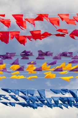 Kırmızı, mor, sarı ve mavi renkte birçok flamalı çamaşır ipleri. Kare dansı için dekorasyon - tipik bir Brezilyalı partisi.