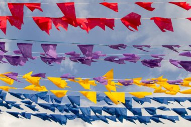 Kırmızı, mor, sarı ve mavi renkte birçok flamalı çamaşır ipleri. Kare dansı için dekorasyon - tipik bir Brezilyalı partisi.