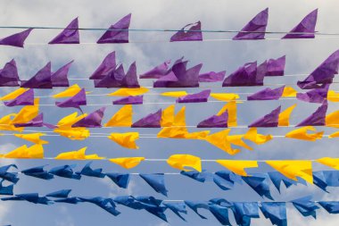 Rüzgarda sallanan, flamalı çamaşır ipleri. Haziran festivalleri için dekorasyon. Quadrilha - tipik bir Brezilya festivali.