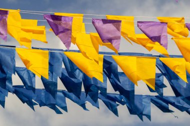  Rüzgarda sallanan, flamalı çamaşır ipleri. Haziran festivalleri için dekorasyon. Quadrilha - tipik bir Brezilya festivali.