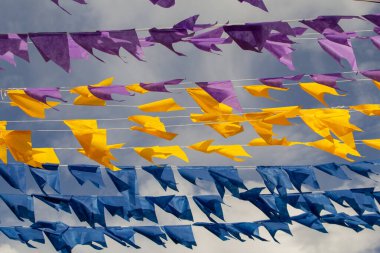 Rüzgarda sallanan, flamalı çamaşır ipleri. Haziran festivalleri için dekorasyon. Quadrilha - tipik bir Brezilya festivali.