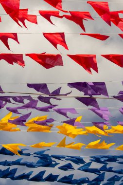 Kırmızı, mor, sarı ve mavi renkte birçok flamalı çamaşır ipleri. Kare dansı için dekorasyon - tipik bir Brezilyalı partisi.