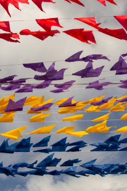 Kırmızı, mor, sarı ve mavi renkte birçok flamalı çamaşır ipleri. Kare dansı için dekorasyon - tipik bir Brezilyalı partisi.