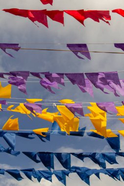 Kırmızı, mor, sarı ve mavi renkte birçok flamalı çamaşır ipleri. Kare dansı için dekorasyon - tipik bir Brezilyalı partisi.
