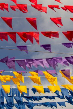 Kırmızı, mor, sarı ve mavi renkte birçok flamalı çamaşır ipleri. Kare dansı için dekorasyon - tipik bir Brezilyalı partisi.