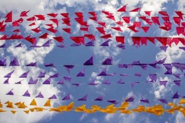 Renkli bayraklı birkaç çamaşır ipi. Kare dansı için dekorasyon - tipik bir Brezilyalı partisi.