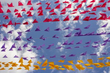 Renkli bayraklı birkaç çamaşır ipi. Kare dansı için dekorasyon - tipik bir Brezilyalı partisi.