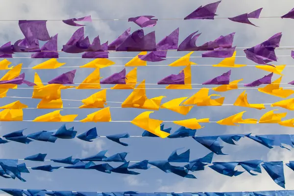  Rüzgarda sallanan, flamalı çamaşır ipleri. Haziran festivalleri için dekorasyon. Quadrilha - tipik bir Brezilya festivali.