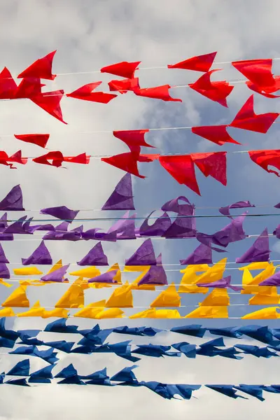 Birçok renkli bayraklı çamaşır ipleri - kırmızı, mor, sarı ve mavi. Kare dansı için dekorasyon - tipik bir Brezilyalı partisi.