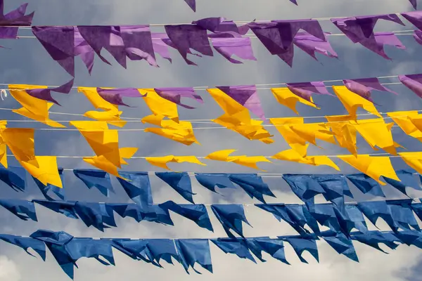 Rüzgarda sallanan, flamalı çamaşır ipleri. Haziran festivalleri için dekorasyon. Quadrilha - tipik bir Brezilya festivali.