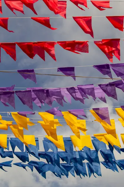 Kırmızı, mor, sarı ve mavi renkte birçok flamalı çamaşır ipleri. Kare dansı için dekorasyon - tipik bir Brezilyalı partisi.