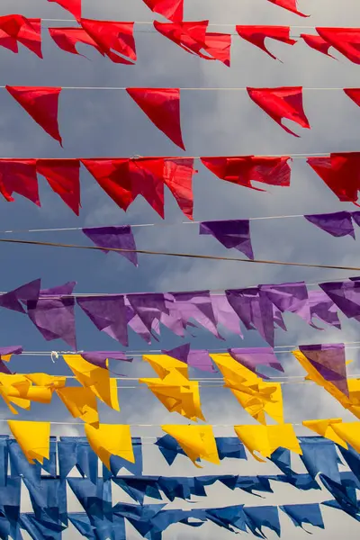 Kırmızı, mor, sarı ve mavi renkte birçok flamalı çamaşır ipleri. Kare dansı için dekorasyon - tipik bir Brezilyalı partisi.