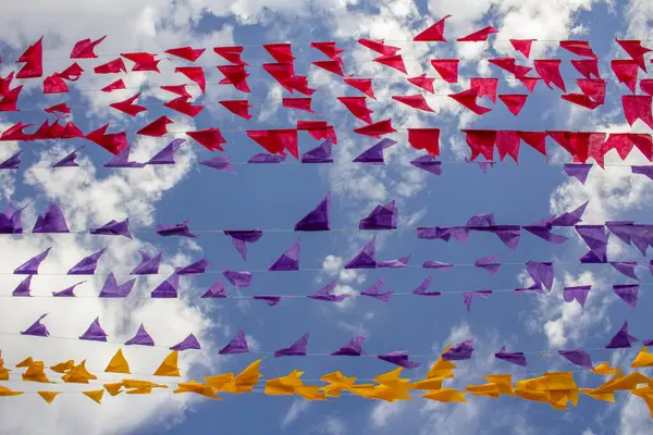 Renkli bayraklı birkaç çamaşır ipi. Kare dansı için dekorasyon - tipik bir Brezilyalı partisi.