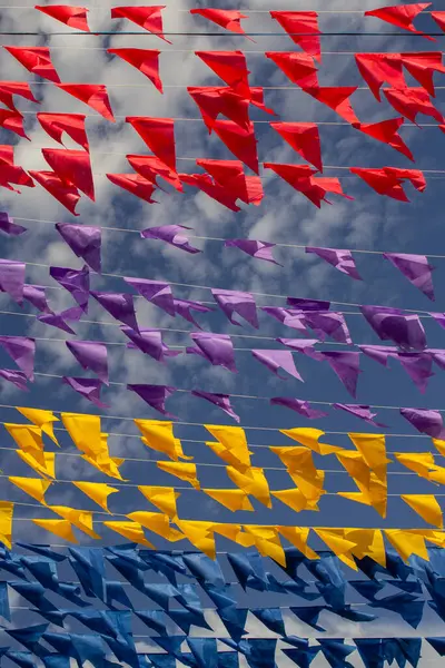 Rüzgarda dalgalanan birçok bayrak, gökyüzü ve arka planda bulutlar olan birkaç çamaşır ipi. Kare dansı için dekorasyon, tipik bir Brezilya partisi..