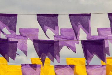 Mor ve sarı flamalı birkaç çamaşır ipi, Haziran festivalleri için dekorasyon. Quadrilha - tipik bir Brezilya festivali.