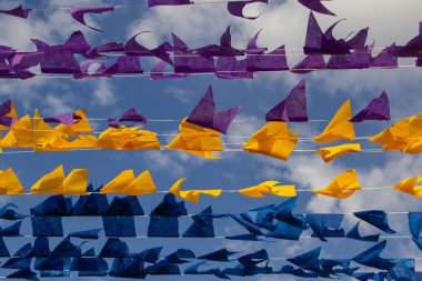 Rüzgarda sallanan, flamalı çamaşır ipleri. Haziran festivalleri için dekorasyon. Quadrilha - tipik bir Brezilya festivali.