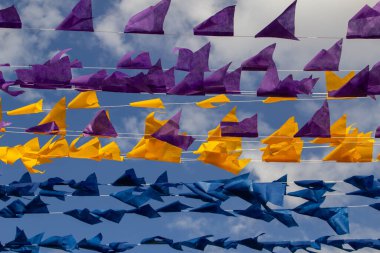 Rüzgarda sallanan, flamalı çamaşır ipleri. Haziran festivalleri için dekorasyon. Quadrilha - tipik bir Brezilya festivali.