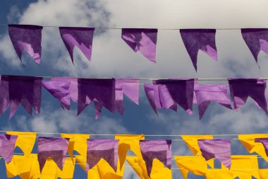 Mor ve sarı flamalı birkaç çamaşır ipi, Haziran festivalleri için dekorasyon. Quadrilha - tipik bir Brezilya festivali.