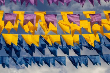 Rüzgarda sallanan, flamalı çamaşır ipleri. Haziran festivalleri için dekorasyon. Quadrilha - tipik bir Brezilya festivali.