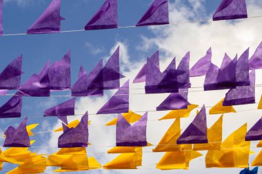 Mor ve sarı flamalı birkaç çamaşır ipi, Haziran festivalleri için dekorasyon. Quadrilha - tipik bir Brezilya festivali.