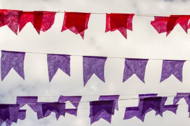 Kırmızı ve mor flama ile çamaşır iplerini kapatın. Haziran festivali dekorasyonu.