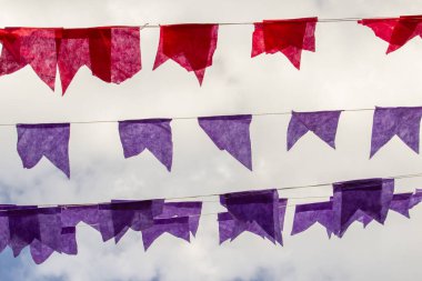 Kırmızı ve mor flama ile çamaşır iplerini kapatın. Haziran festivali dekorasyonu.