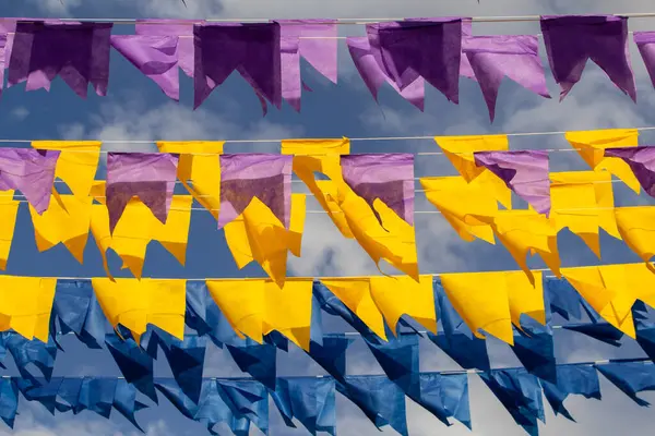 Rüzgarda sallanan, flamalı çamaşır ipleri. Haziran festivalleri için dekorasyon. Quadrilha - tipik bir Brezilya festivali.