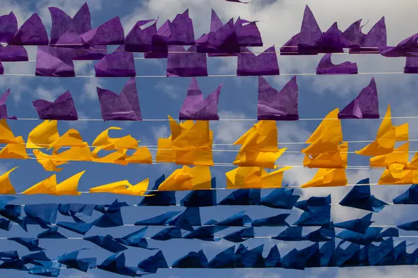 Rüzgarda sallanan, flamalı çamaşır ipleri. Haziran festivalleri için dekorasyon. Quadrilha - tipik bir Brezilya festivali.