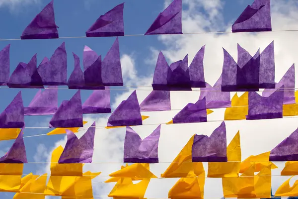 Mor ve sarı flamalı birkaç çamaşır ipi, Haziran festivalleri için dekorasyon. Quadrilha - tipik bir Brezilya festivali.