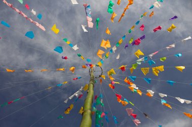 Arka planda gökyüzü asılı çeşitli renkli bayraklı bir dizi ip. Haziran festivali için dekorasyon - tipik bir Brezilya festivali.