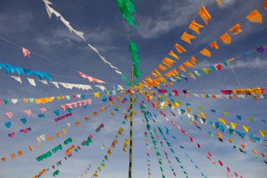 Arka planda gökyüzü asılı renkli bayraklı birkaç satır. Kare dansı için dekorasyon - tipik bir Brezilyalı partisi.