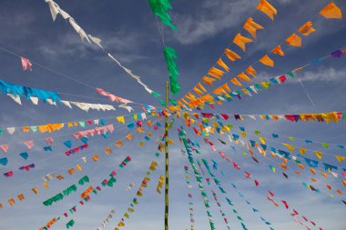 Arka planda gökyüzü asılı renkli bayraklı birkaç satır. Kare dansı için dekorasyon - tipik bir Brezilyalı partisi.