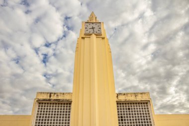 Gois Tower 'ın Demiryolu Mirası Güneşsiz Bir Gün' de Bulutların Altında Vurgulandı. Frei Confaloni Müzesi.