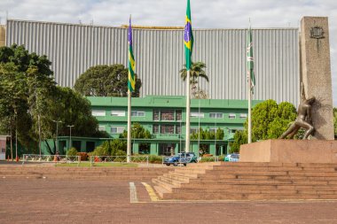 Bulutlu bir günde Goiania şehir merkezinde şehir meydanı.