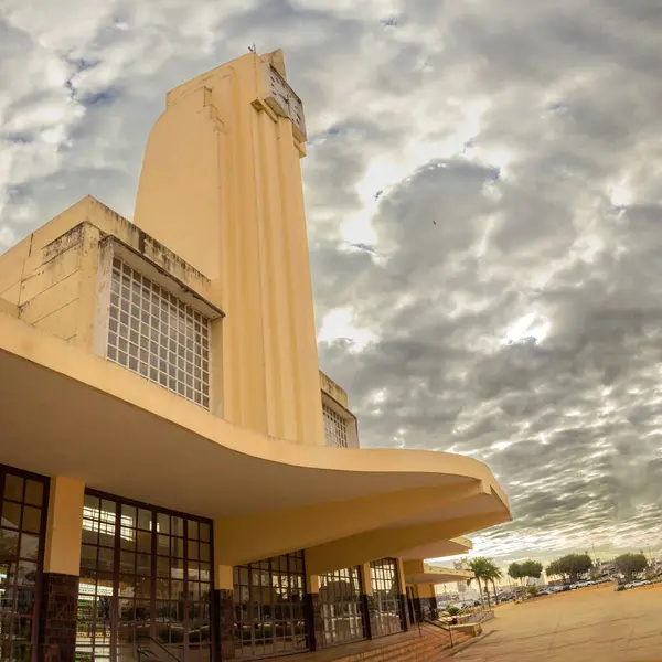 Bulutlu Goiania Eski Demiryolu İstasyonunun Tarihi Mimarisi.