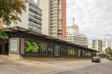 Goiania 'daki Avenida Goias' taki BRT istasyonunun yan görüntüsü.