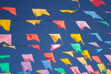 İpe bağlı renkli bayraklar ve rüzgarda sallanan.