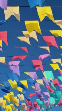 Parlak flamalarla süslenmiş detaylar güneşli gökyüzünün altında hafifçe sallanıyor